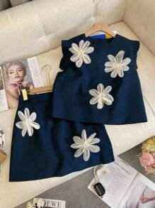 SHEIN Unity 大码女式圆领纯黑色 3D 花卉装饰盖袖上衣搭配 A 字形 3D 花卉装饰迷你裙优雅 2 件套 - 藏蓝色 - 查看 1
