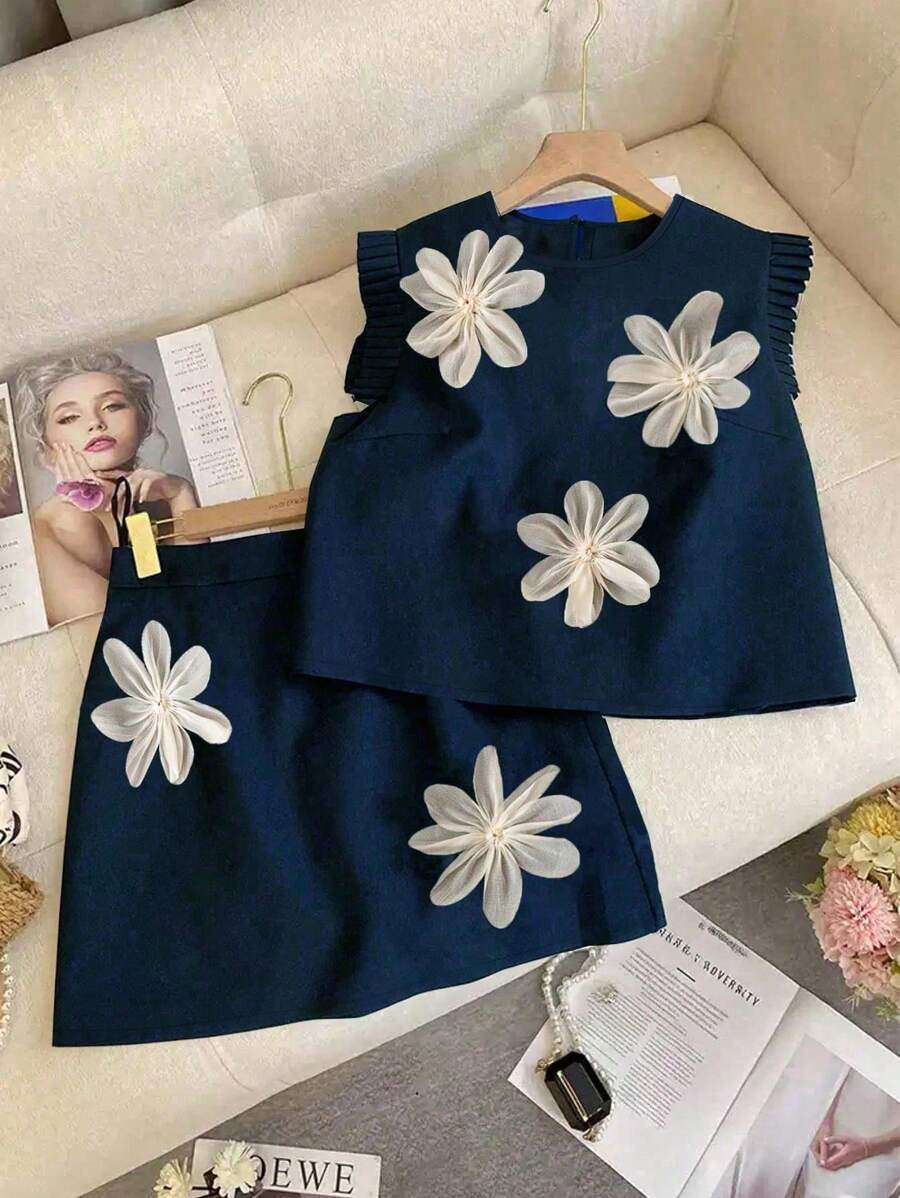SHEIN Unity 大码女式圆领纯黑色 3D 花卉装饰盖袖上衣搭配 A 字形 3D 花卉装饰迷你裙优雅 2 件套 - 藏蓝色 - 查看 1