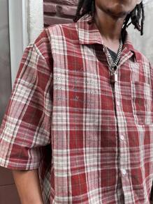 Manfinity EMRG 男士短袖宽松廓形剪裁边缘编织格纹印花纽扣衬衫 Y2k 夹克男士短款男士衬衫男士短款衬衫男士短款纽扣街头服饰男士衬衫，街头服饰 - 紅色 - 查看 4