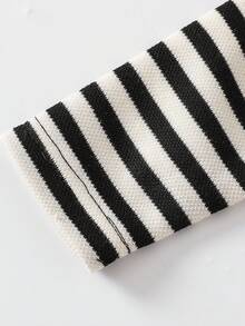 SHEIN Playful Pals 两件套男婴春秋季套装，黑白撞色条纹圆领卫衣搭配米色简约背带裤，适合外出、休闲、运动和聚会，舒适百搭，适合婴幼儿冬季穿着，男婴套装，男婴秋季套装，儿童/婴儿服装，男婴服装，婴儿休闲套装，男婴冬季套装，男婴冬季服装，6个月-3岁婴儿服装，中性婴儿秋季套装，男婴灯芯绒背带裤套装