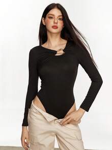 Rina Fox Body ajustado sexy con decoración de hebilla metálica, parches y recortes calados de manga larga para mujeres - Negro - Ver 1