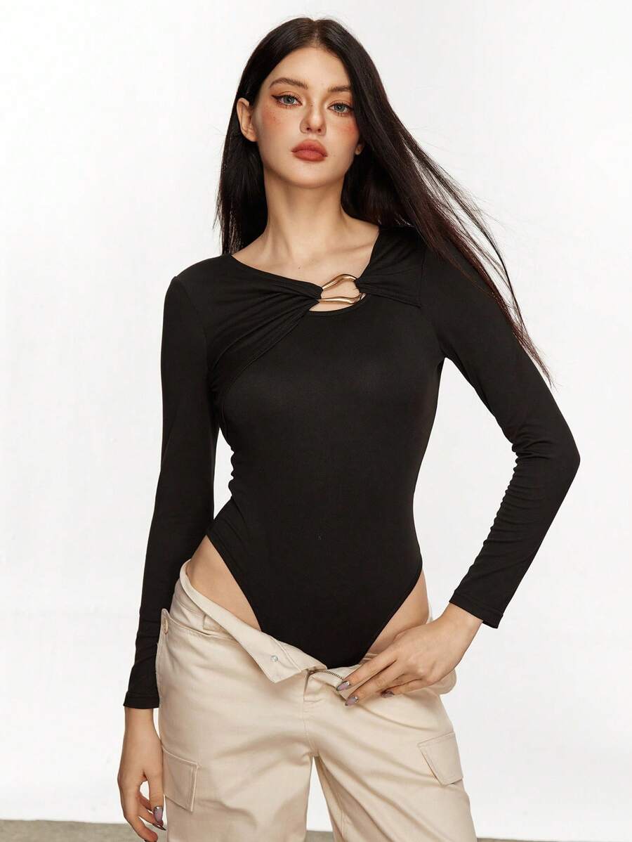 Rina Fox Body ajustado sexy con decoración de hebilla metálica, parches y recortes calados de manga larga para mujeres - Negro - Ver 1