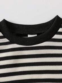 SHEIN Playful Pals 两件套男婴春秋季套装，黑白撞色条纹圆领卫衣搭配米色简约背带裤，适合外出、休闲、运动和聚会，舒适百搭，适合婴幼儿冬季穿着，男婴套装，男婴秋季套装，儿童/婴儿服装，男婴服装，婴儿休闲套装，男婴冬季套装，男婴冬季服装，6个月-3岁婴儿服装，中性婴儿秋季套装，男婴灯芯绒背带裤套装