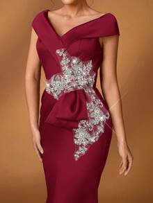 Serin 优雅奢华的仿珍珠和水钻刺绣蕾丝贴花缎面露肩鱼尾礼服，适合婚礼、活动、派对、度假、舞会、新娘及新娘母亲、情人节等场合。 - 酒紅色 - 查看 4
