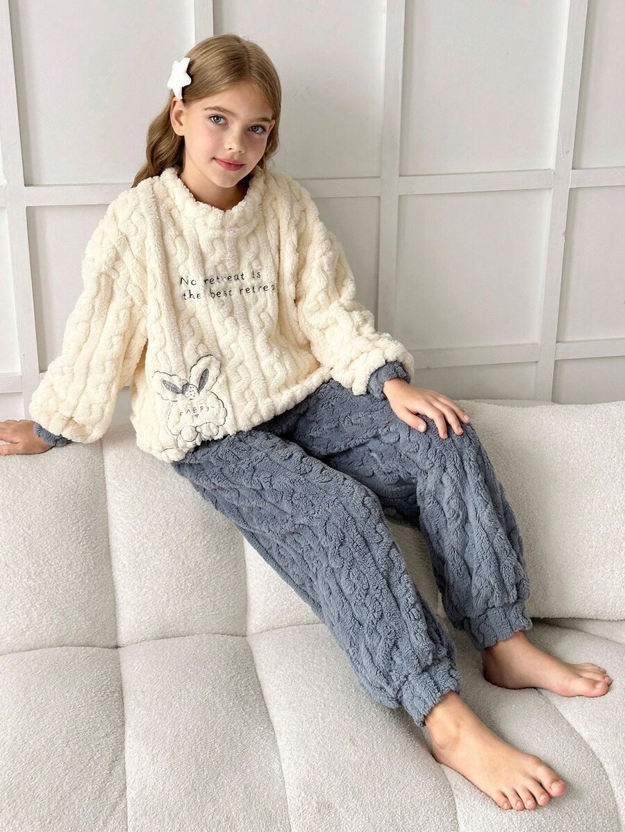 SHEIN 少女兔子刺绣保暖内衬圆领长袖上衣和裤子睡衣套装，适合秋冬季穿着。