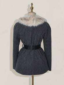 SHEIN ICON Chaqueta de mujer con cuello asimétrico de piel, parche de tela a rayas, cinturón, abrigo con cuello de piel, abrigo de raya de tiza, esponjoso y grueso para otoño/invierno - Gris Oscuro - Ver 2