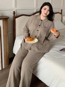 Dazy Plus Bộ đồ ngủ 2 món họa tiết sọc cổ tròn cỡ lớn dành cho nữ, đồ mặc nhà in họa tiết dễ thương, trang phục thu đông, trang phục ấm áp - Màu Khaki - Xem 5