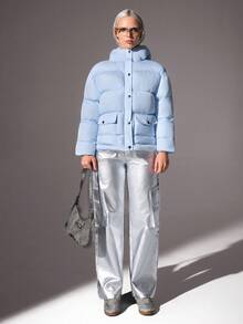 CasuGlow Damen-Steppjacke mit gestepptem Design, vorderen Klappentaschen mit Knopfverschluss, langen Ärmeln, hohem Kragen, warm und lässig, blaue Damen-Steppjacke, Damen-Steppjacke mit Kapuze, hellblaue Steppjacke, wattierter Mantel - Babyblau - Übersicht 3