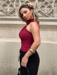 Jeta Ari Blusa sin mangas con cuello de pie y decoración de metal, blusa casual para ir y venir del trabajo y vacaciones de verano para mujeres - Burdeos - Ver 5