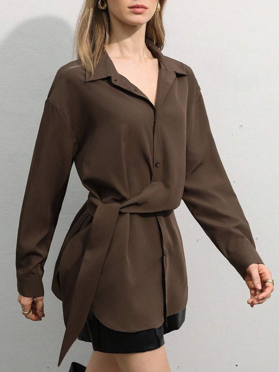 Aveloria Modichic 经典纯色法式奢华优雅不对称系带腰长袖衬衫，修身高端休闲百搭上衣，适合所有季节 - 棕色 - 查看 1