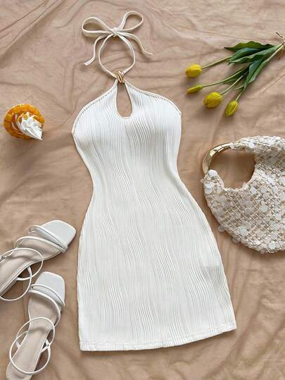 Soleia 女士度假白色波浪条纹纹理针织面料紧身性感泪珠镂空金属装饰挂脖系带迷你连衣裙，适合圣诞节、万圣节、派对、约会、情人节、狂欢节、复活节、西部、邮轮度假、节日约会、下午茶、海滩、邮轮、海岛度假、城市度假、婚礼季、音乐节、波西米亚风度假海滩装，适合所有季节、通勤和日常穿着，简约百搭迷你连衣裙