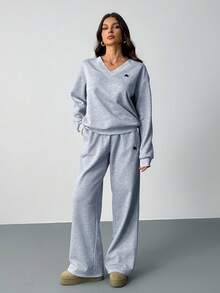 SHEIN Tall 女式 V 领超大蓬松羊毛弹力宽松休闲运动衫和运动裤 2 件套，秋冬，小标志印花 2 件套休闲套装女式。外出装，别致女式套装，别致女式裤子，家居，休闲，运动风格，百搭，高品质升级，个性化，适合聚会、健身房、户外和多种场景，女式秋季服装，别致女式套装，运动，多功能 - 灰色 - 查看 3