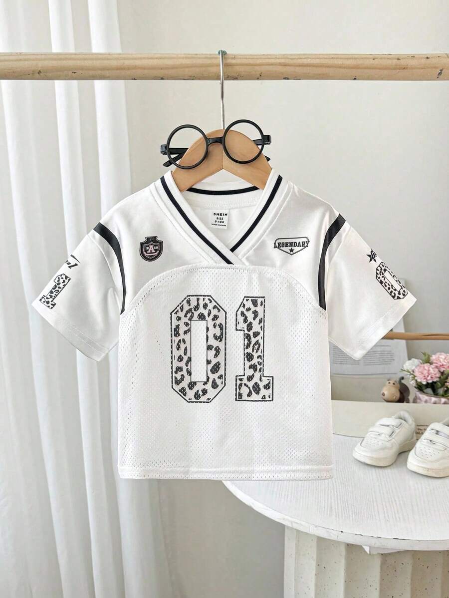 SHEIN Playful Pals 女婴婴儿豹纹数字图案足球球衣 T 恤，休闲运动街头装 - 白色 - 查看 1