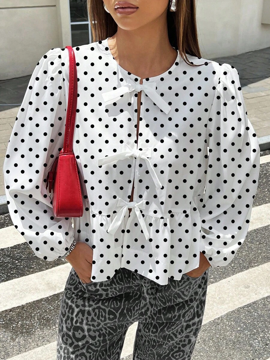 SHEIN EZwear 秋冬季女士休闲可爱圆领波点印花蝴蝶结娃娃衫下摆泡泡袖宽松开襟衬衫，时尚百搭。