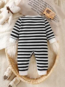 SHEIN جمبسوت قطعة واحدة للأطفال الرضع بتصميم الدب مع خطوط متباينة، ملابس كاجوال مناسبة للخروجات والمنزل، مناسبة لفصلي الربيع والخريف، جمبسوت مخططة للأطفال الرضع، جمبسوت مخططة للأطفال الرضع، جمبسوت محبوكة للأطفال الرضع في فصلي الخريف والشتاء