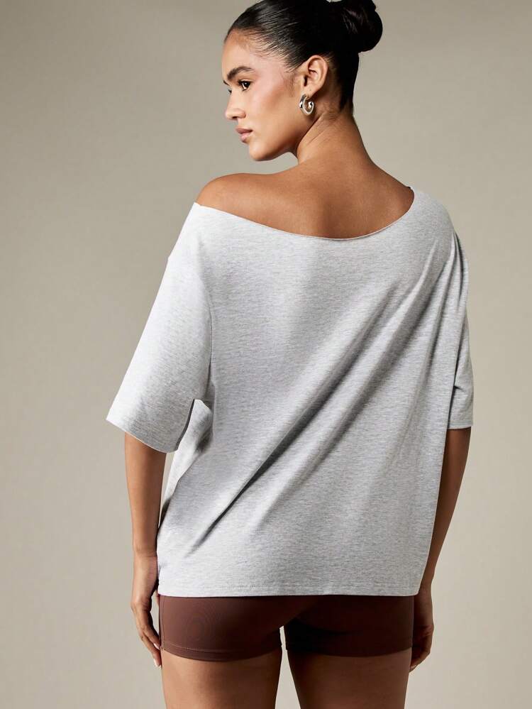 MISSGUIDED Camiseta oversized com estampa de logotipo e ombro de fora
