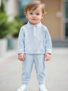 SHEIN Playful Pals 2件套男婴休闲纹理Polo领半拉链长袖Polo衫套装，配有松紧腰抽绳裤，儿童服装，婴儿套装，度假，聚会，派对，适合夏季宝宝休闲套装，浅蓝色男婴服装，男婴蓝色套装，男婴秋冬季套装，6个月-3岁男婴浅蓝色服装，男婴浅蓝色服装，男婴罗纹套装