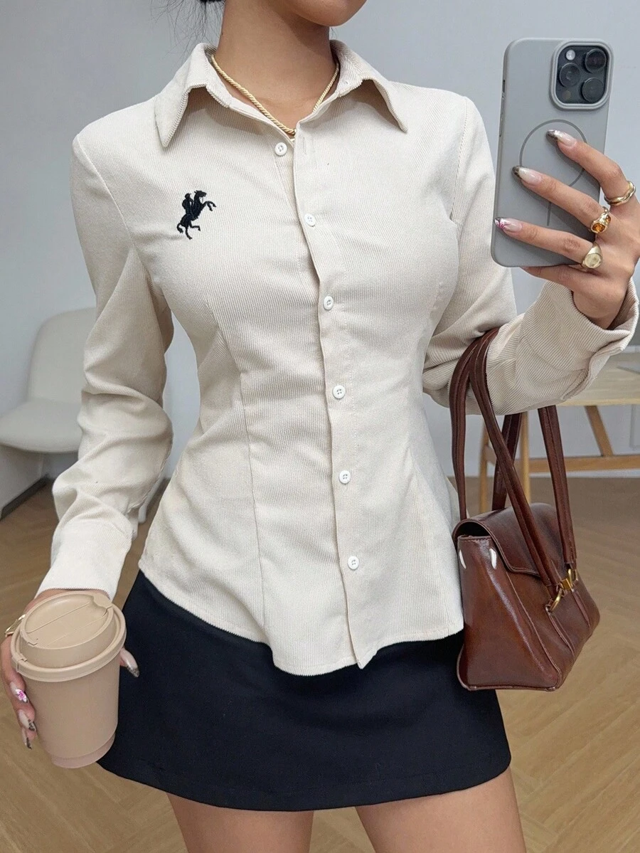 SHEIN EZwear 女士休闲通勤杏色梭织刺绣骑士衬衫 - 杏色 - 查看 1