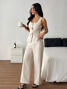 SHEIN PETITE Ensemble 2 pièces Top sans manches rayé et pantalon pour femme, Ensemble 2 pièces gilet et pantalon de couleur unie avec gros boutons en métal, style "Old Money", Tenue de tous les jours d'été pour femme, Ensemble 2 pièces femme, Ensemble d'été femme, Vêtements d'été femme, Tenue décontracté chic femme, Ensembles d'été femme