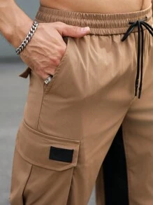 Manfinity LEGND Męskie spodnie casualowe w kontrastowym kolorze ze ściągaczem w pasie i kieszeniami cargo, jesień - Kolor khaki - Zobacz 5