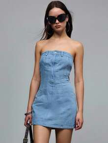 TypaGal 复古水洗牛仔抹胸连衣裙，采用优质轻盈牛仔布，呈现清新淡蓝色调。露肩设计展现优雅的锁骨，前后垂直接缝则拉长身形。简洁纯粹的设计搭配经典的口袋细节，是休闲约会或海滩度假的完美之选。