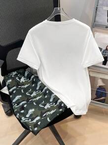 SHEIN مجموعة قميص تي شيرت بطبعة الدب وشورت بطبعة الكامو لصبي المراهق في الصيف - أخضر - مشاهدة 2