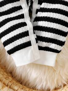 SHEIN جمبسوت قطعة واحدة للأطفال الرضع بتصميم الدب مع خطوط متباينة، ملابس كاجوال مناسبة للخروجات والمنزل، مناسبة لفصلي الربيع والخريف، جمبسوت مخططة للأطفال الرضع، جمبسوت مخططة للأطفال الرضع، جمبسوت محبوكة للأطفال الرضع في فصلي الخريف والشتاء