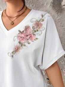 SHEIN Clasi 大码3D立体花卉刺绣装饰蝙蝠袖休闲T恤，女士夏季上衣，圣帕特里克节主题，外出上衣，可爱上衣，可爱夏季上衣，休闲上衣 - 白色 - 查看 6