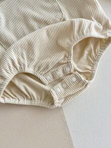 SHEIN Baby Boy's Fashion Patchwork Bodysuit With Big Pockets, Spring/Autumn Outdoor Bodysuit Newborn Neutral Outfit Corduroy Baby Bodysuit Mocha Baby Clothes Baby Boy Beige Outfit Neutral Baby Clothes Unisex Fall Winter