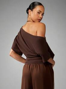 MISSGUIDED 不对称单肩 T 恤，腰部褶饰，优雅晚礼服上衣，适合女士秋冬垂坠设计芭蕾风格裹身前襟 - 咖啡棕 - 查看 2