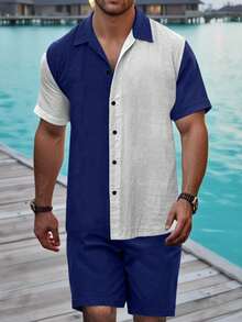 Manfinity Homme Conjunto de camisa de manga corta y pantalones cortos casuales de tela arrugada y parches para hombres, conjunto de ropa de verano para hombres, camisas de hombres con bloques de color - Azul y blanco - Ver 1