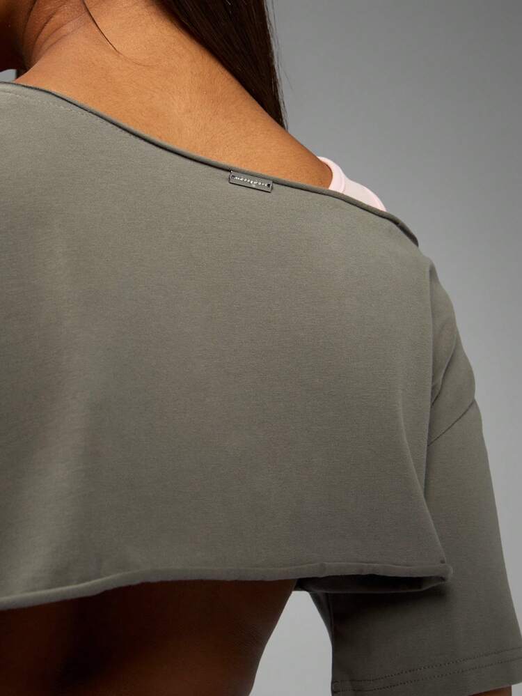 Missguided x Playboy カモフラージュロゴプリントのダブルレイヤークロップドTシャツ