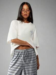 MISSGUIDED Oversized Monogram T-Shirt With Elegant Script Logo Basic Casual Top Perfect For Daily Wear Or Loungewear Comfort Fit Cotton Blend Short Sleeve Summer Spring Fashion - White - View 5