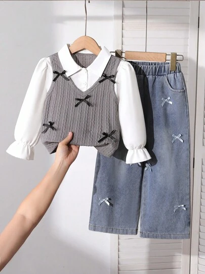 SHEIN Playful Pals 女童套装：印花针织衫+牛仔裤，适合春秋冬。针织背心采用精致的提花图案，蝴蝶结点缀更添甜美气息。衬衫简洁易搭配，牛仔裤舒适时尚。整体造型时尚甜美，适合逛街、游玩、参加派对等场合。