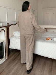 Dazy Plus Bộ đồ ngủ 2 món họa tiết sọc cổ tròn cỡ lớn dành cho nữ, đồ mặc nhà in họa tiết dễ thương, trang phục thu đông, trang phục ấm áp - Màu Khaki - Xem 2