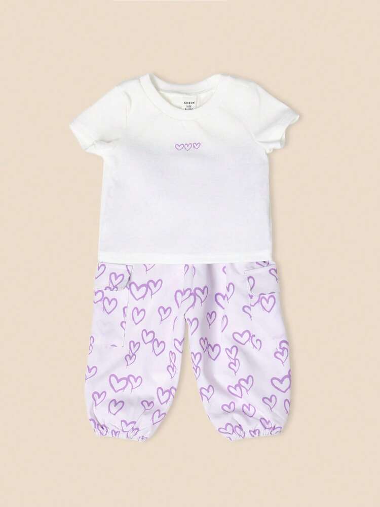 Conjunto de camiseta branca com estampa de coração lavanda e calça balão