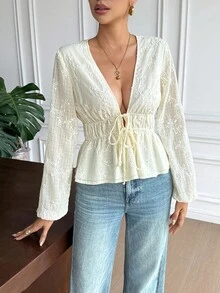 Serisse Blusa feminina jacquard com decote em V, mangas bufantes e barra com babados, modelagem ajustada. Ideal para o outono, esta blusa elegante é perfeita para festas, casamentos e outras ocasiões especiais. Perfeita para convidadas de casamento, ela também pode ser usada em eventos formais e para sair à noite. Ideal para casamentos civis, esta blusa branca é uma ótima opção para o verão. - Damasco - Ver 6