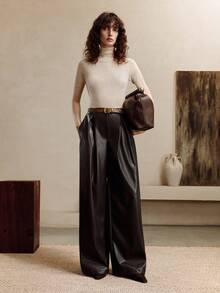 Arave Locker sitzende, plissierte Hose mit weitem Bein aus PU-Stoff für Damen für den täglichen, lässigen Arbeitsweg. Lehrertag, Herbst-/Winterkleidung und Halloween-Arbeitskleidung. Damen-Club-Outfits. Sexy Business-Casual-Herbstkleidung für Damen.