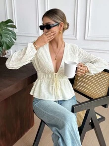 Serisse Blusa feminina jacquard com decote em V, mangas bufantes e barra com babados, modelagem ajustada. Ideal para o outono, esta blusa elegante é perfeita para festas, casamentos e outras ocasiões especiais. Perfeita para convidadas de casamento, ela também pode ser usada em eventos formais e para sair à noite. Ideal para casamentos civis, esta blusa branca é uma ótima opção para o verão. - Damasco - Ver 7
