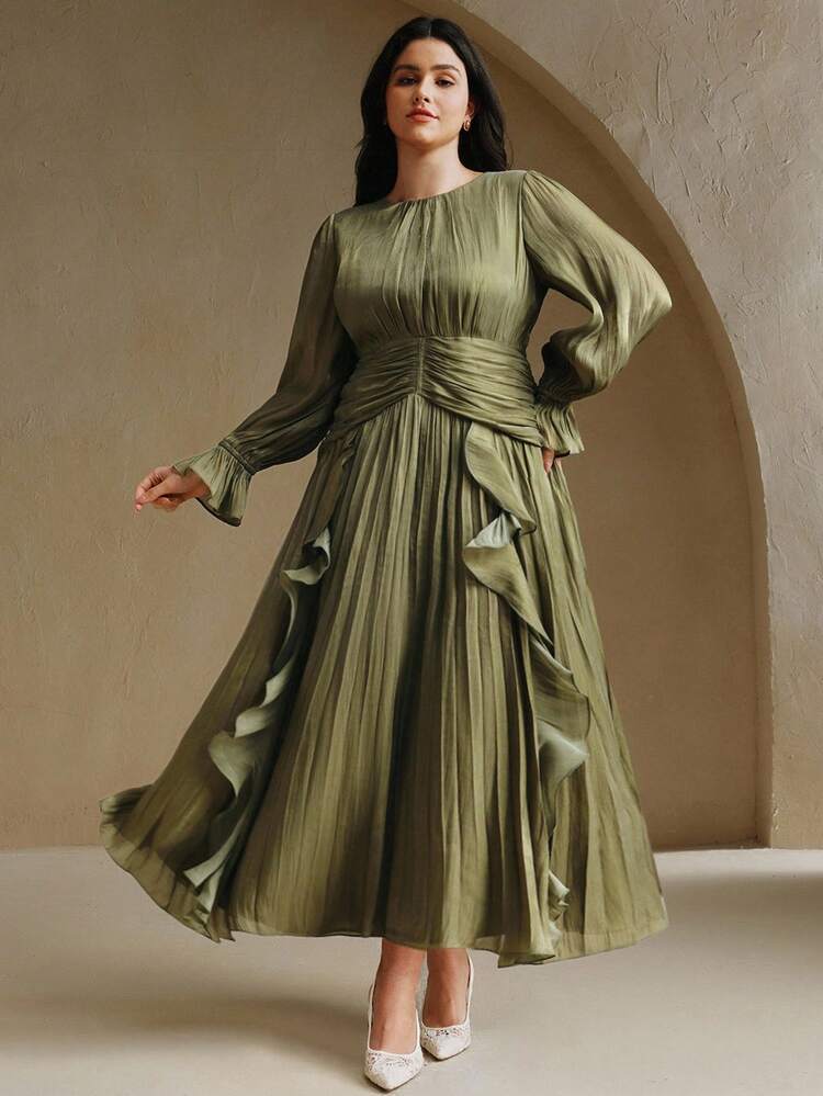 プラスサイズ レディース ロングドレス、深緑の光沢素材、ウエストプリーツ、ダブルフリルヘム、パフスリーブ、エレガントで多用途な フォーマルガウン