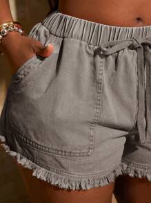 SHEIN SXY 大码女装春秋季新款复古水洗弹力腰流苏边短裤，适合日常穿着、音乐节、演唱会、狂欢派对、海滩度假、约会之夜、生日、单身派对、夜店、可爱休闲、购物、街头风、外出等场合，易于搭配，显瘦，凸显身材，修饰身形，秋季必备 - 灰色 - 查看 9