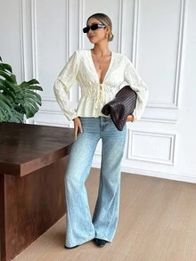 Serisse Blusa feminina jacquard com decote em V, mangas bufantes e barra com babados, modelagem ajustada. Ideal para o outono, esta blusa elegante é perfeita para festas, casamentos e outras ocasiões especiais. Perfeita para convidadas de casamento, ela também pode ser usada em eventos formais e para sair à noite. Ideal para casamentos civis, esta blusa branca é uma ótima opção para o verão. - Damasco - Ver 5