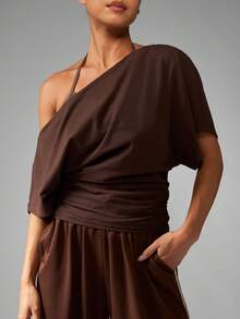 MISSGUIDED 不对称单肩 T 恤，腰部褶饰，优雅晚礼服上衣，适合女士秋冬垂坠设计芭蕾风格裹身前襟 - 咖啡棕 - 查看 6