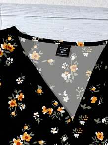 EMERY ROSE Blusa holgada con cuello en V, dobladillo con volantes y estampado floral negro, adecuada para el verano, tallas grandes para mujeres