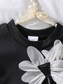 SHEIN Elladie kids 女童时尚白色花朵装饰褶皱下摆黑色圆领长袖连衣裙，舒适时尚，适合秋冬季节穿着。 - 黑色 - 查看 4