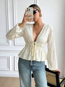 Serisse Blusa feminina jacquard com decote em V, mangas bufantes e barra com babados, modelagem ajustada. Ideal para o outono, esta blusa elegante é perfeita para festas, casamentos e outras ocasiões especiais. Perfeita para convidadas de casamento, ela também pode ser usada em eventos formais e para sair à noite. Ideal para casamentos civis, esta blusa branca é uma ótima opção para o verão. - Damasco - Ver 1