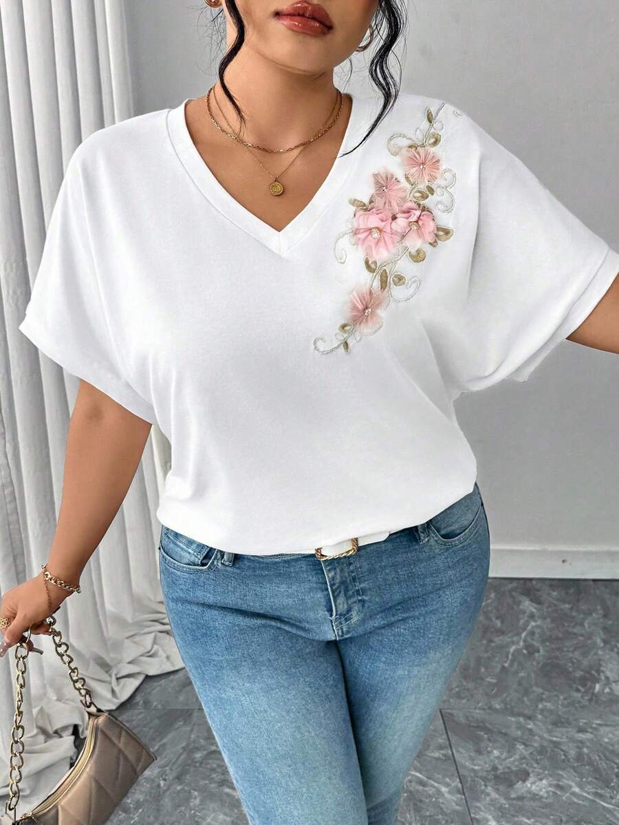 SHEIN Clasi 大码3D立体花卉刺绣装饰蝙蝠袖休闲T恤，女士夏季上衣，圣帕特里克节主题，外出上衣，可爱上衣，可爱夏季上衣，休闲上衣 - 白色 - 查看 1