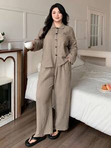 Dazy Plus Bộ đồ ngủ 2 món họa tiết sọc cổ tròn cỡ lớn dành cho nữ, đồ mặc nhà in họa tiết dễ thương, trang phục thu đông, trang phục ấm áp - Màu Khaki - Xem 4