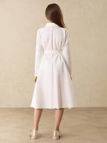 Elegancka, minimalistyczna, modna sukienka koszulowa dla dziewcząt z obniżonymi ramionami, długim rękawem i ściągaczem w pasie, średniej długości, w jednolitym kolorze, z perłowymi guzikami, odpowiednia na ukończenie szkoły, oficjalne okazje, Boże Narodzenie, Halloween i na każdą porę roku - Biały - Zobacz 2