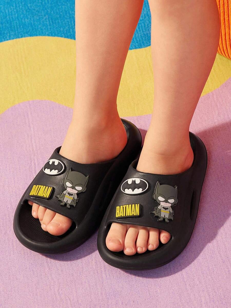 BATMAN X SHEIN Cute Cartoon Pattern Children's Black Slip-On Slippers Toddlers & Kids Non-Slip Quick-Drying Shower Slide, Lightweight And Durable EVA Material, In The House, Bthroom, Playground, Swimming Pool, Beach Indoor Outdoor - Black - View 1